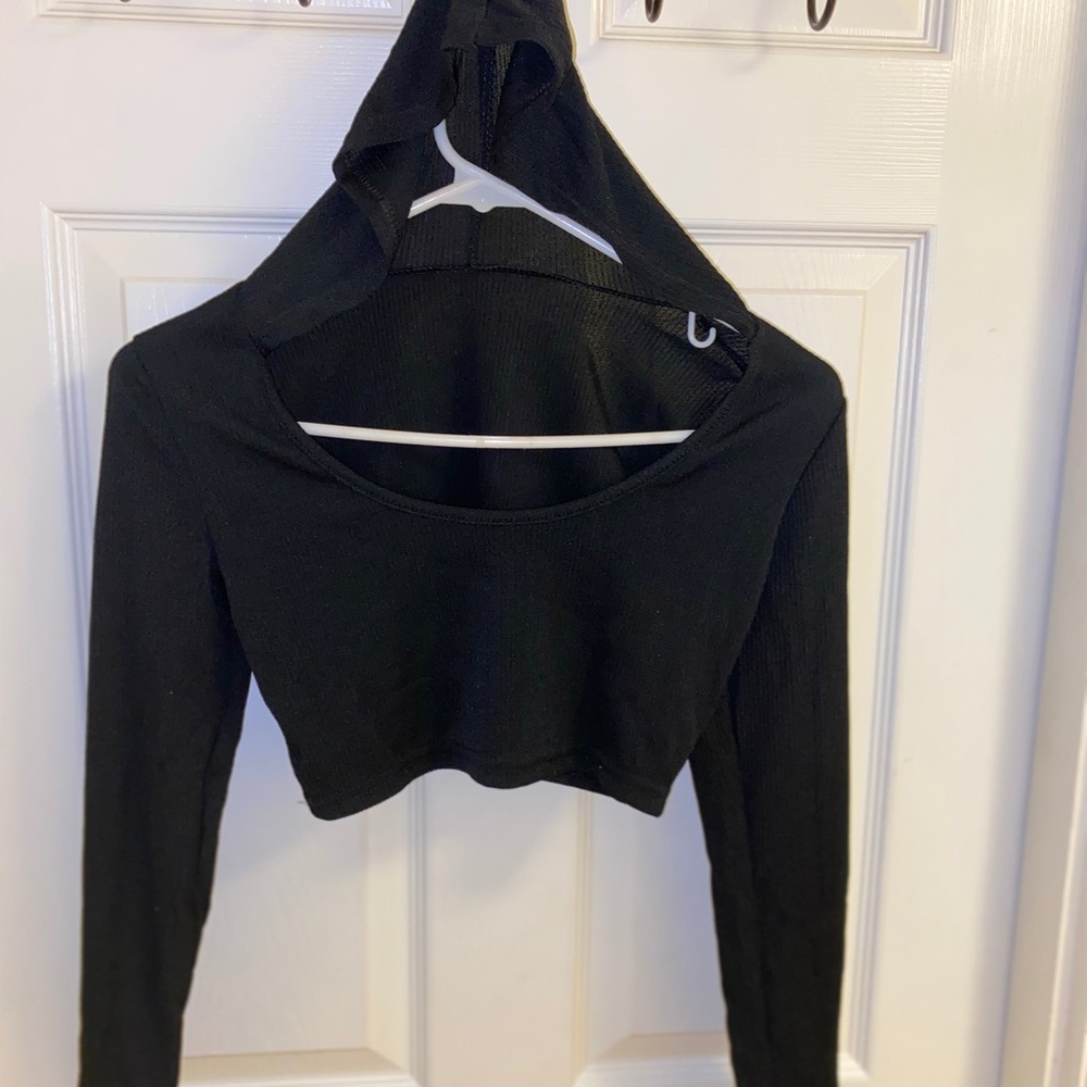 Woman’s Black long sleeve cropped hoodie